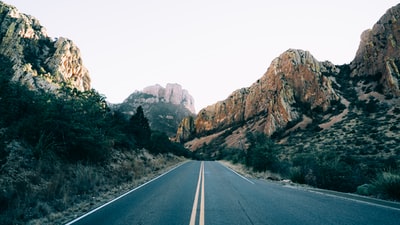 白天道路两旁都是落基山